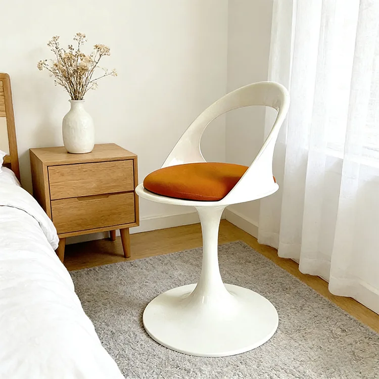 Moderne Tulip Cutout FRP Lounge Chair